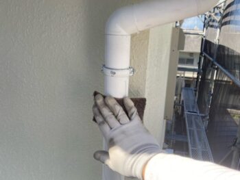 横浜市戸塚区I様邸竪樋塗装前ケレン作業