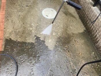 横浜市戸塚区I様邸外壁塗装前土間高圧洗浄作業