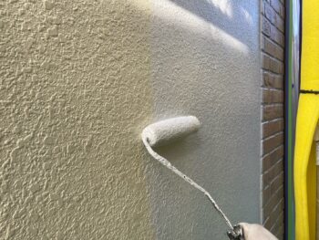 横浜市戸塚区I様邸グランセラトップ1液水性外壁塗装上塗り1回目