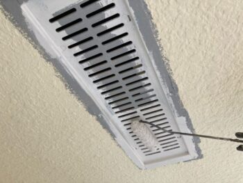 横浜市戸塚区I様邸軒天換気口塗装上塗り1回目