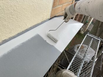 横浜市戸塚区I様邸霧除け庇塗装上塗り1回目