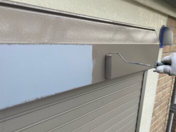 横浜市戸塚区I様邸シャッターボックス塗装上塗り1回目