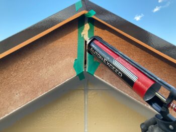 横浜市港南区A様邸破風塗装前シール作業