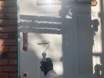 横浜市港南区N様邸玄関ドア・枠塗装上塗り2回目