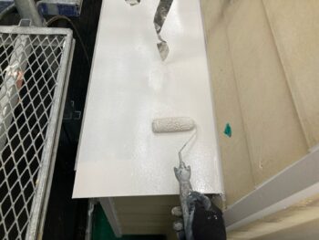 横浜市港南区A様邸霧除け庇塗装上塗り2回目