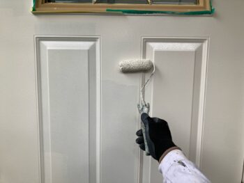 横浜市港南区A様邸玄関ドア・枠塗装上塗り2回目