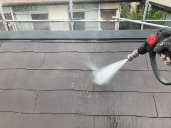 横浜市港南区A様邸ファインパーフェクトベスト屋根塗装前高圧洗浄作業