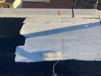 横浜市港南区N様邸ファインパーフェクトセラミックベスト遮熱屋根塗装下塗り2回目