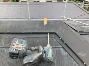 横浜市港南区N様邸棟板金塗装前ビス止め作業