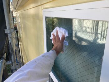 横浜市港南区A様邸外壁塗装後窓清掃作業