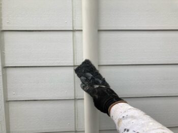 横浜市港南区N様邸竪樋塗装前ケレン作業