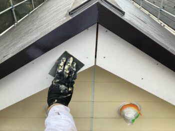 横浜市港南区A様邸破風塗装前ケレン作業