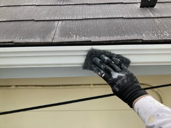 横浜市港南区A様邸軒樋塗装前ケレン作業