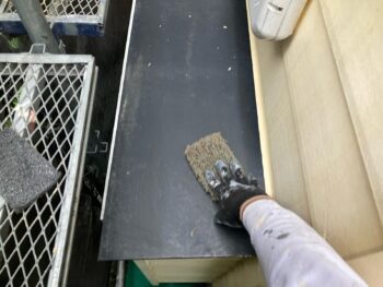 横浜市港南区A様邸霧除け庇塗装前ケレン作業