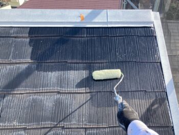 横浜市港南区N様邸ファインパーフェクトセラミックベスト遮熱屋根塗装下塗り1回目