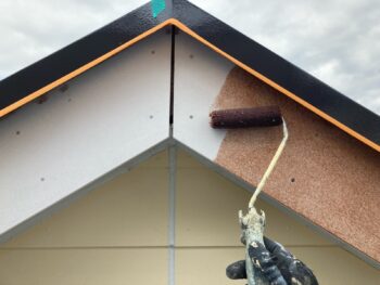 横浜市港南区A様邸破風塗装下塗り1回目