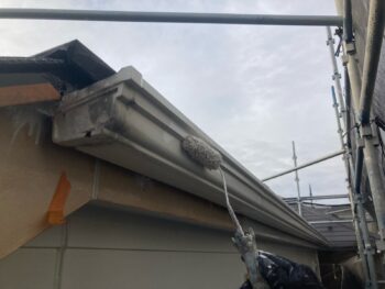 横浜市港南区N様邸軒樋塗装上塗り1回目