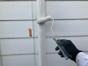 横浜市港南区N様邸竪樋塗装上塗り1回目