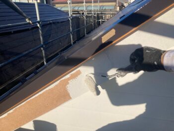 横浜市港南区N様邸破風塗装上塗り1回目