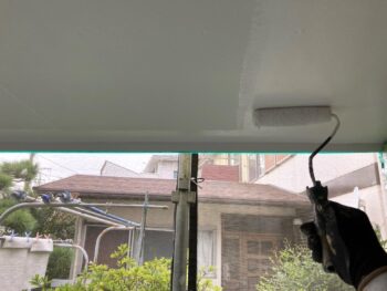 横浜市港南区A様邸軒天塗装上塗り1回目