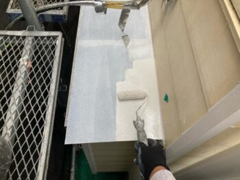 横浜市港南区A様邸霧除け庇塗装上塗り1回目