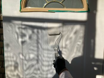 横浜市港南区A様邸玄関ドア・枠塗装上塗り1回目