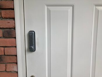 横浜市港南区N様邸玄関ドア・枠塗装施工前画像