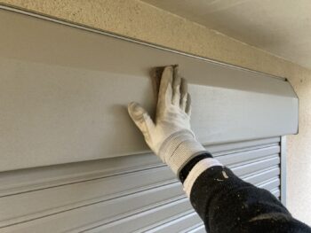 鎌倉市N様邸シャッターボックス塗装前ケレン作業