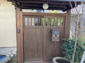 鎌倉市N様邸入口門塗装施工後画像