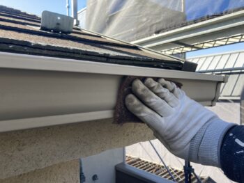 鎌倉市N様邸軒樋塗装前ケレン作業