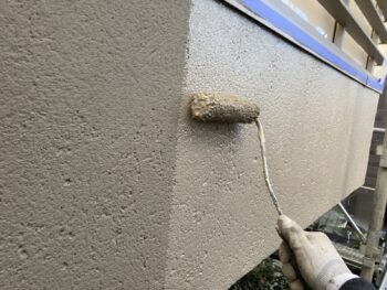 鎌倉市N様邸インディフレッシュセラ外壁塗装上塗り2回目