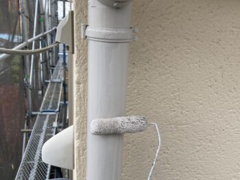 鎌倉市N様邸竪樋塗装上塗り2回目