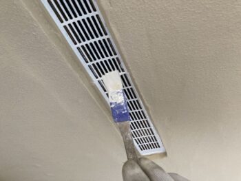 鎌倉市N様邸軒天換気口塗装上塗り2回目