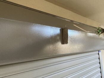 鎌倉市N様邸シャッターボックス塗装上塗り2回目