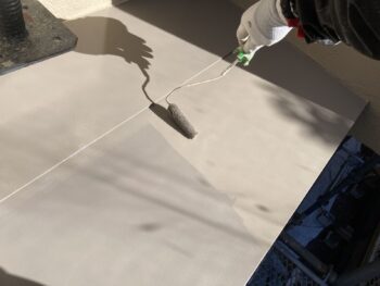 鎌倉市N様邸霧除け庇塗装上塗り2回目