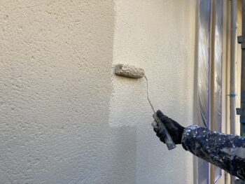 鎌倉市N様邸インディフレッシュセラ外壁塗装上塗り2回目