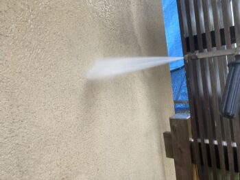 鎌倉市N様邸インディフレッシュセラ外壁塗装施工前外壁高圧洗浄作業
