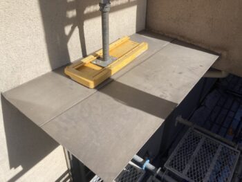 鎌倉市N様邸霧除け庇塗装施工前画像