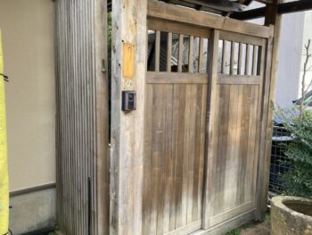 鎌倉市N様邸入口門塗装施工前画像