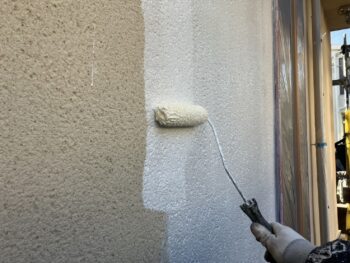 鎌倉市N様邸インディフレッシュセラ外壁塗装下塗り