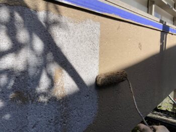 鎌倉市N様邸インディフレッシュセラ外壁塗装上塗り1回目