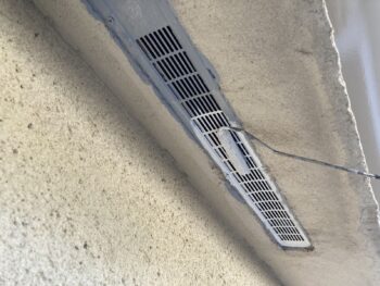 鎌倉市N様邸軒天換気口塗装上塗り1回目