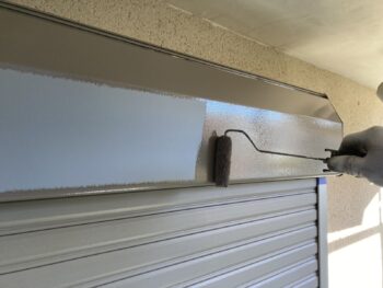 鎌倉市N様邸シャッターボックス塗装上塗り1回目