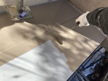 鎌倉市N様邸霧除け庇塗装上塗り1回目