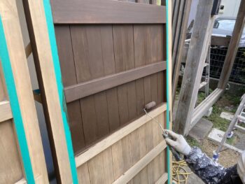 鎌倉市N様邸入口門塗装上塗り1回目