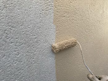 鎌倉市N様邸インディフレッシュセラ外壁塗装上塗り1回目