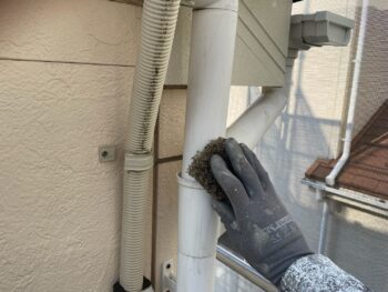 横浜市鶴見区K様邸竪樋塗装前ケレン作業