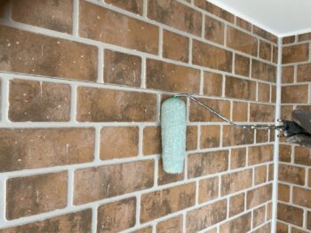 横浜市鶴見区K様邸UVプロテクトSiクリヤー外壁塗装上塗り1回目