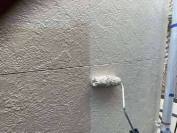 横浜市鶴見区K様邸パーフェクトトップ外壁塗装上塗り1回目