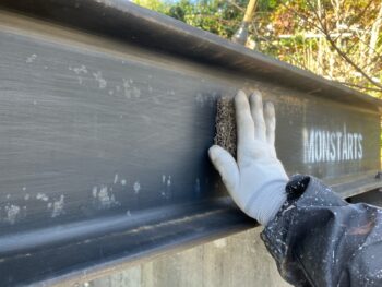 横浜市南区S様邸駐車場鉄骨架台塗装前ケレン